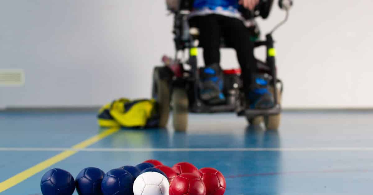 Personne en situation de handicap qui joue à la boccia