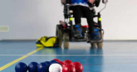Personne en situation de handicap qui joue à la boccia
